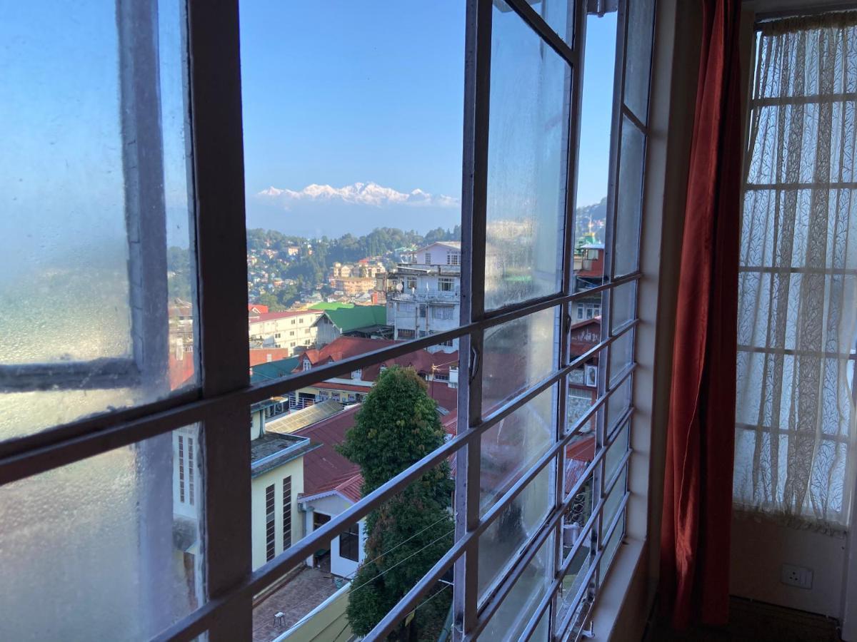 Apartment Ki Kiba Dhee *